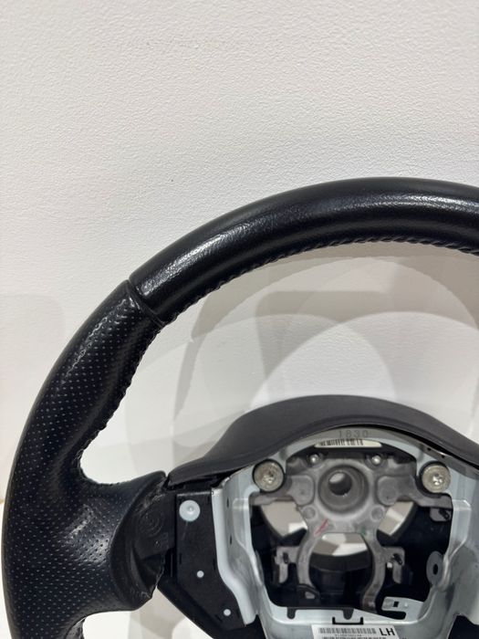 Nissan Juke кожен волан Нисан Джук
