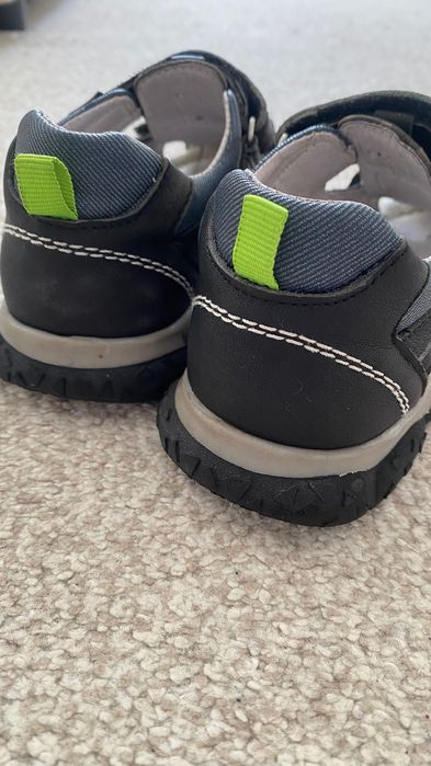 Продам детские сандали