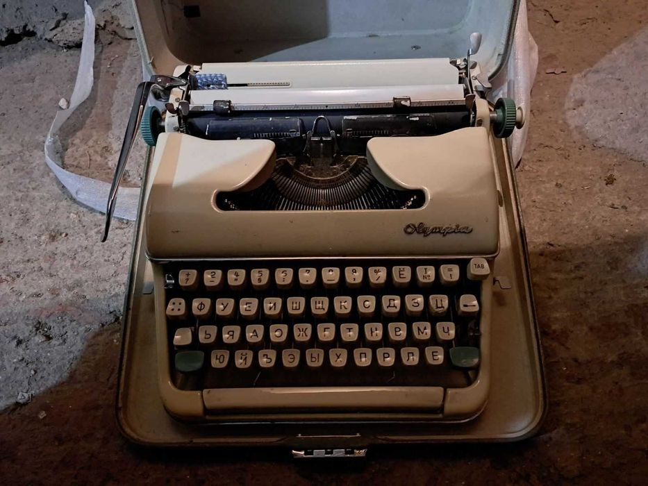 електроника, куфари, пишещи машини и часовник