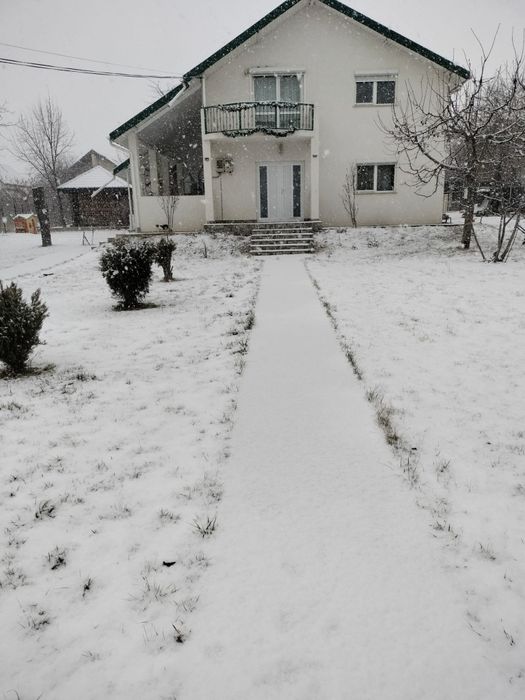 Închiriez casă cu 4 camere în Aroneanu