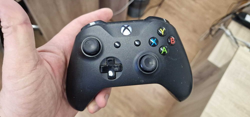 Xbox one S in stare foarte buna cu 2 controler si 6 jocuri