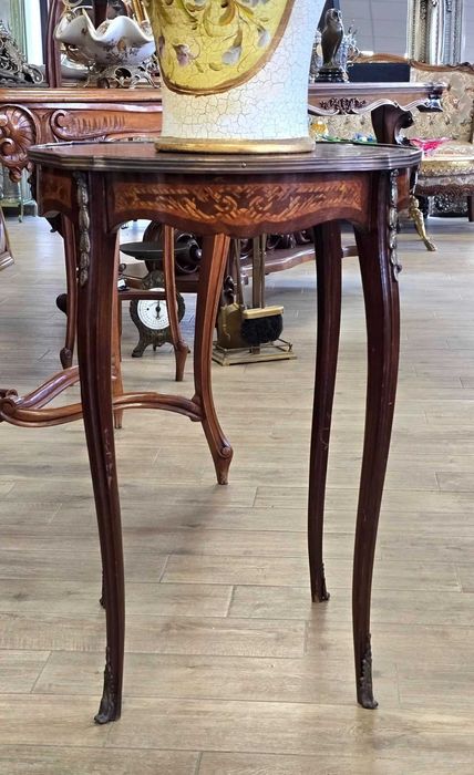 Măsuță elegantă în stil Ludovic al XV-lea cu intarsie