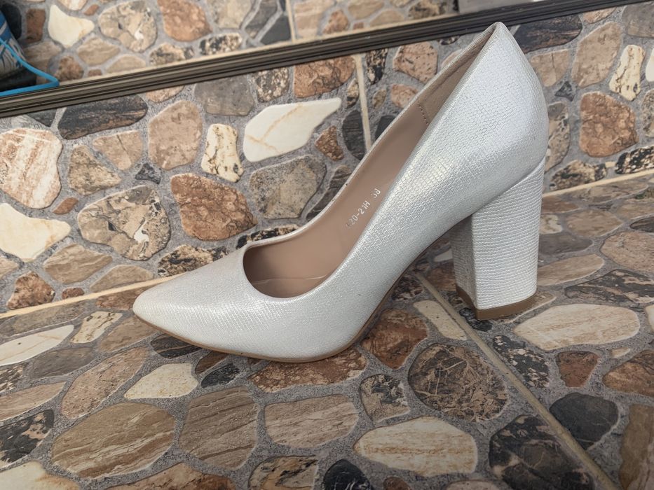 Vand pantofi urgent!