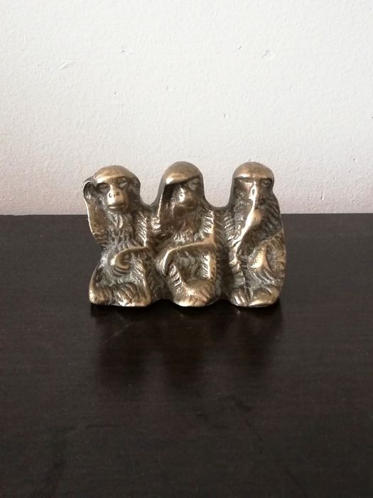 Красива малка статуетка от месинг на трите мъдри маймуни.