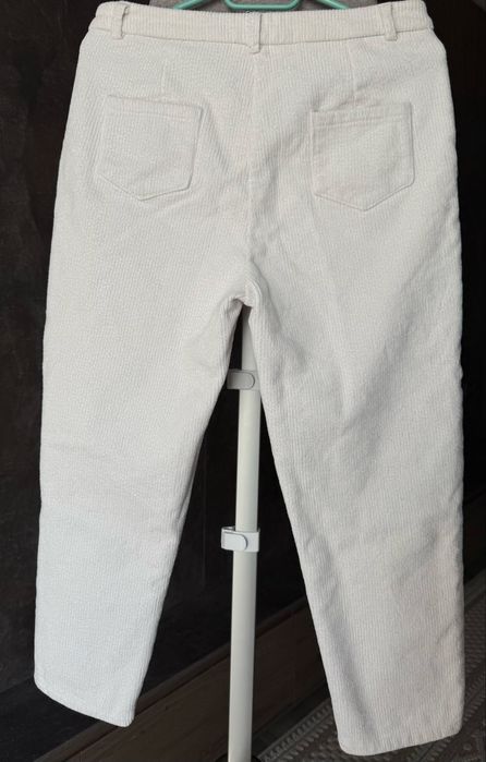 Белые вельветовые с флисом штаны в М размере.