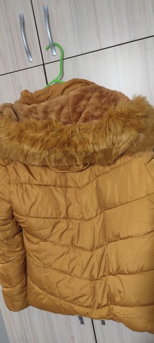 Предлагам  Дамско  есенно, зимно яке, с качулка с пух.