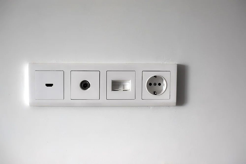 Идеи для установки розеток и выключателей. Двойная розетка тв и интернет. Колодка удлинителя lezard 4 гнезда, с заземлением и выключателем. Розетка 4-м shin dong wst 5428 с з/к. Розетку через 4.