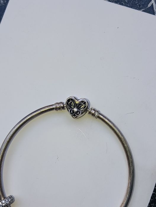 Гривна Pandora Moments Heart & Butterfly Bangle