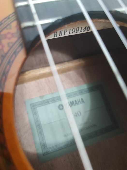 Продам гитару Yamaha C40 классическая