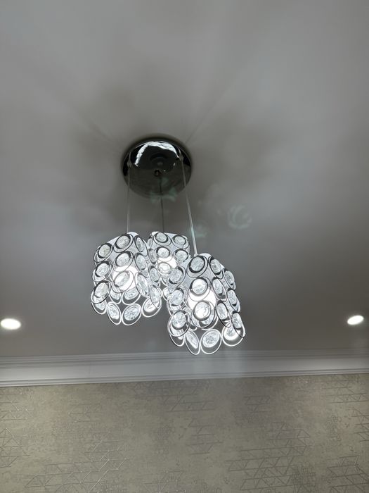 Продам люстрю почти новая