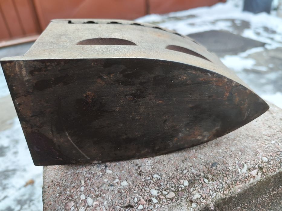 Fier de călcat vechi