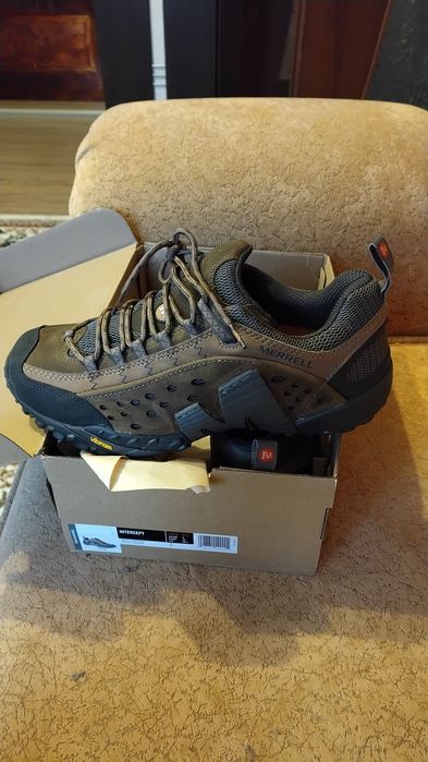 Vând ghete Merrell Noi marimea 42. Se potrivesc pt cine poarta 41.