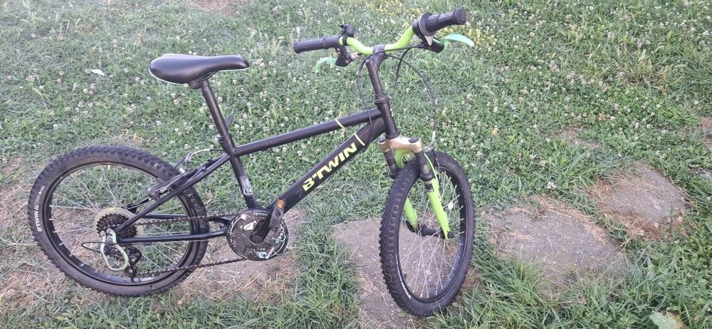 Bicicleta BT'WIN 26 inch cu suspensie numai in fata si are 6 viteze