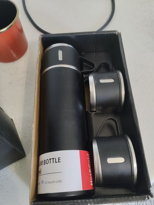 Термос в наборе с дополнительными стаканами