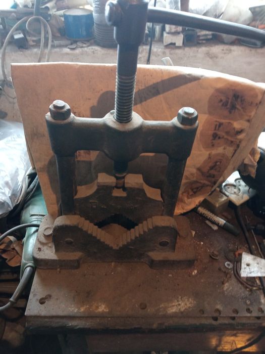 Продам тиски трубные