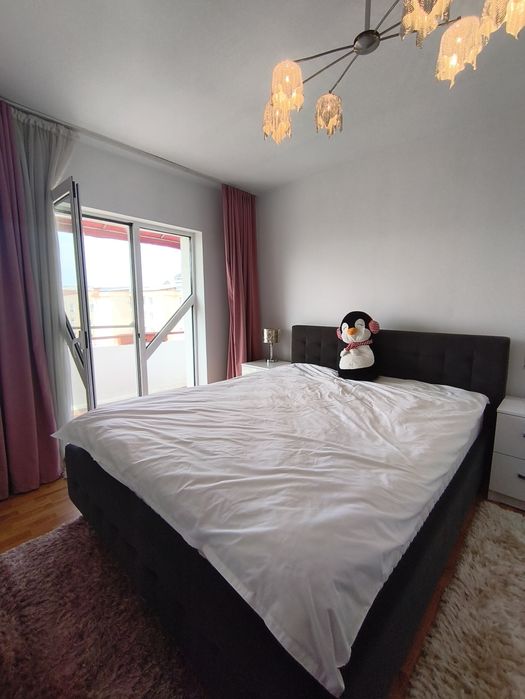 Vând apartament trei camere zonă centrală, Mioveni, două balcoane, două băi, liber