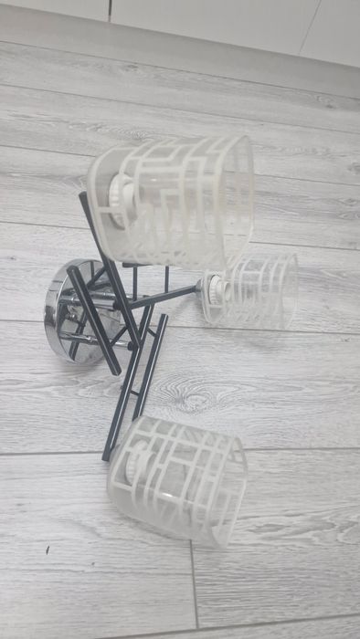 Люстра потолочная. Три лампы.