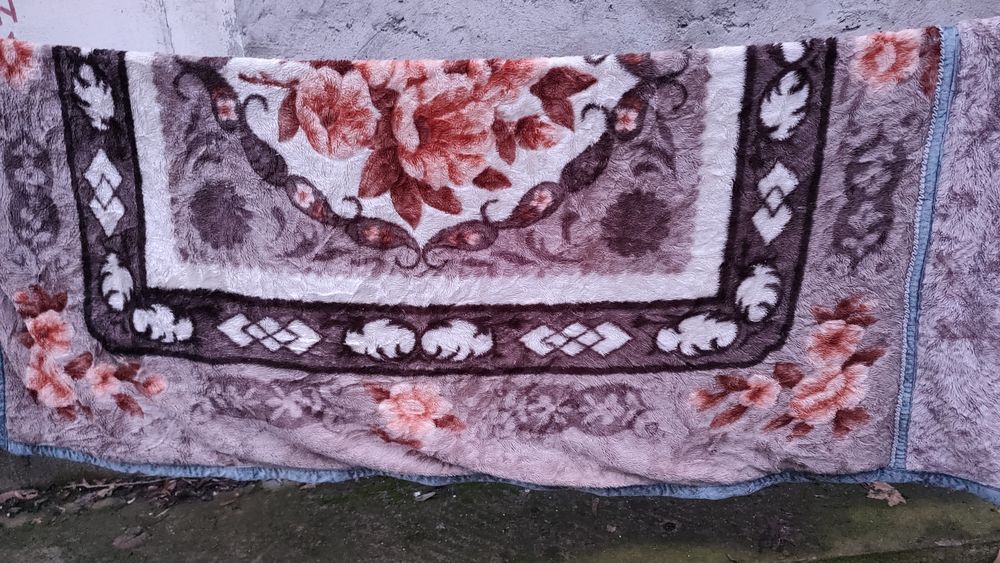 pătură groasă, dublă,200 x 180 cm.