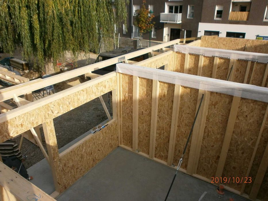 Vand case pe structura din lemn