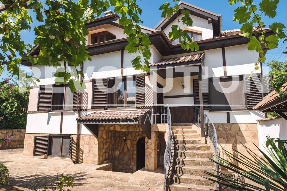 Къща в район извън Варна!