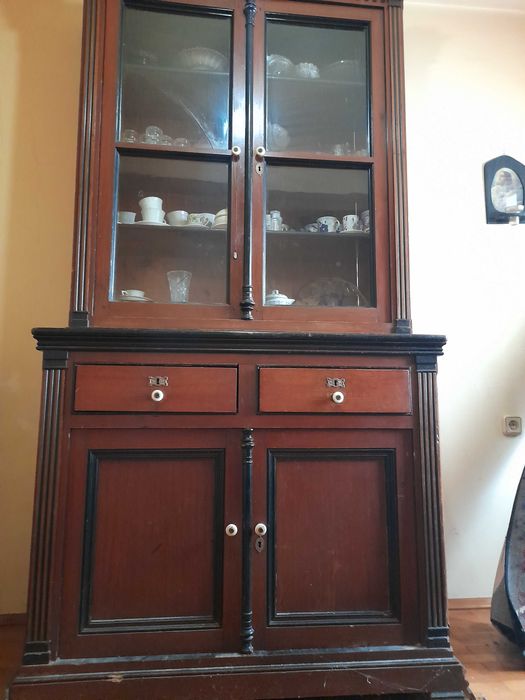 Античен бюфет висок около 2 метра