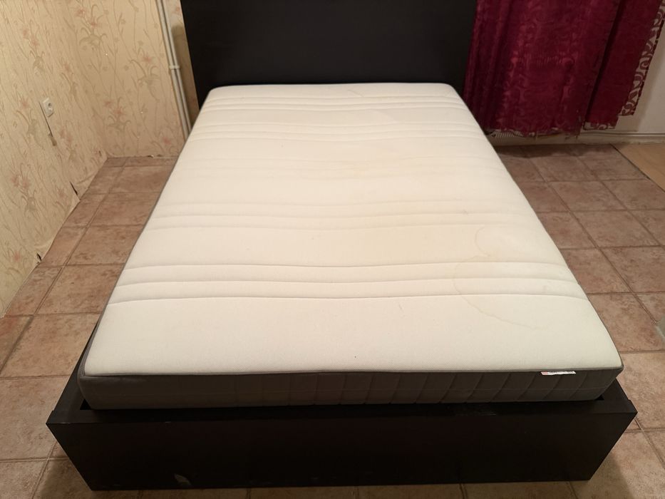 Спалня от IKEA с подматрачна рамка и матрак