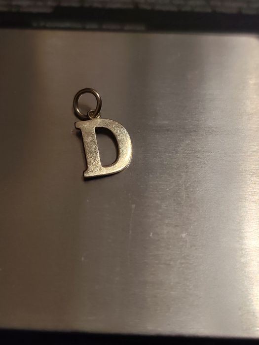 Златна буква с носач