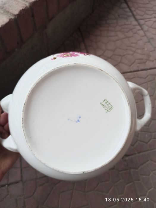 Красивая супница красная