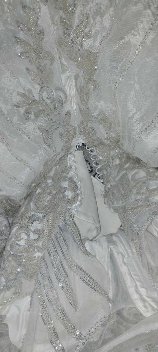 Булчинска рокля с връзки на гърба