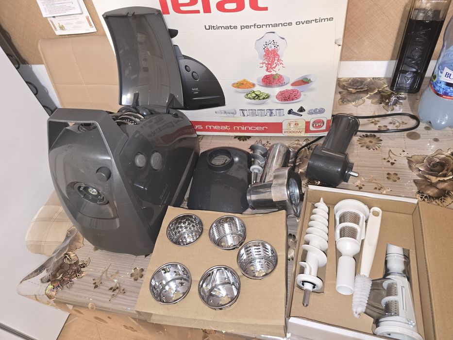 Masina de tocat carne Tefal si aparat de vidat Fo