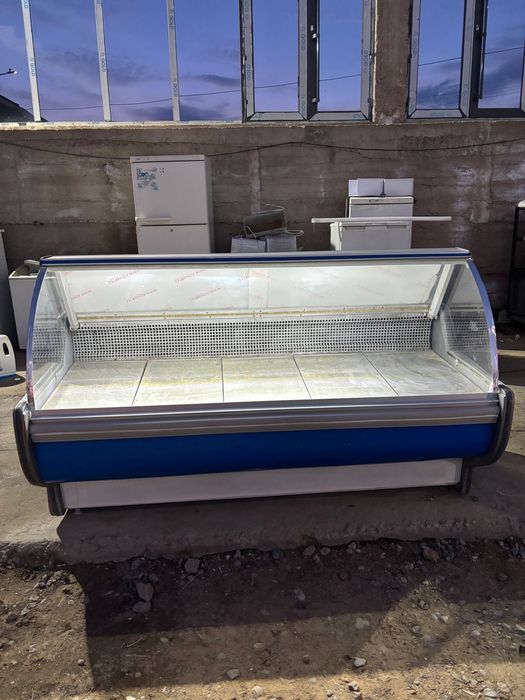 Продаю витринный холодильник