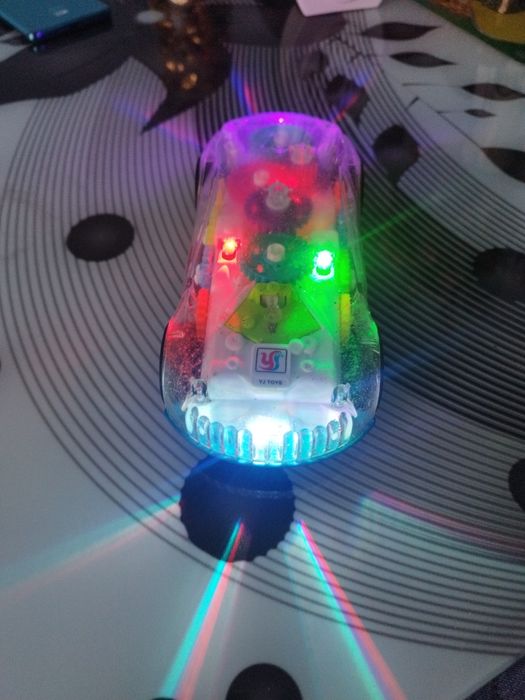 Vînd mașinuță cu lumini și melodii