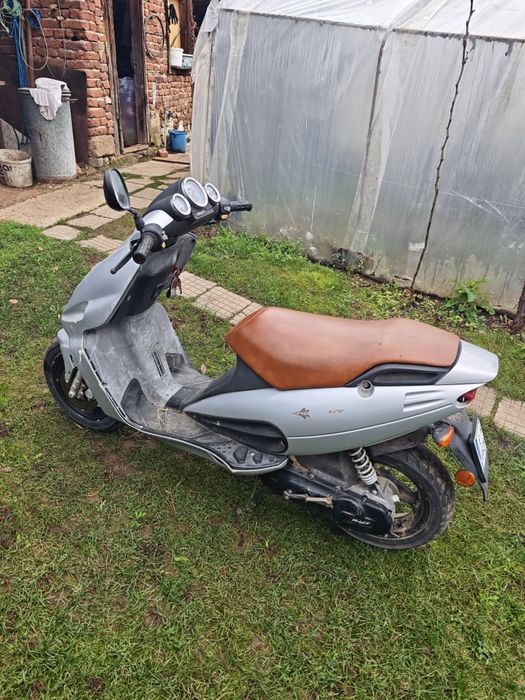 Продавам скутер  49 кубика