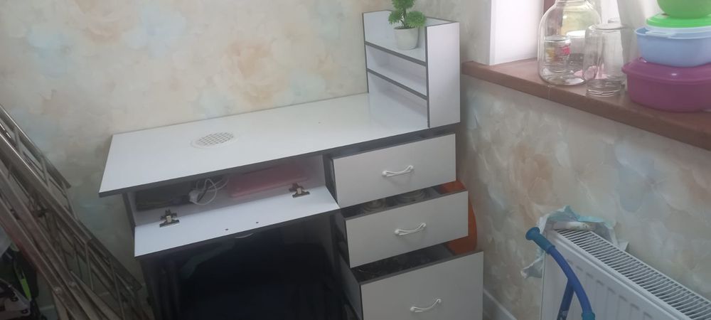 Manikyurni stol s vitishkoy noviy