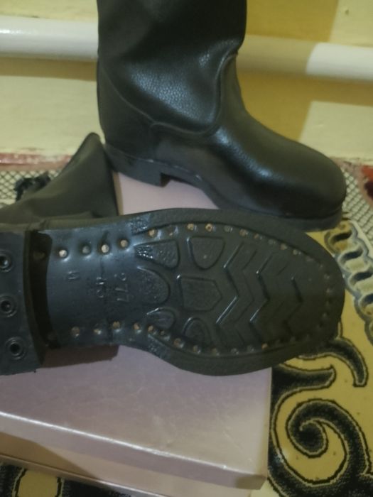 Былғары етік сатам.