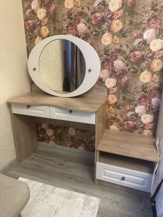 Туалетный столик и тумбочка