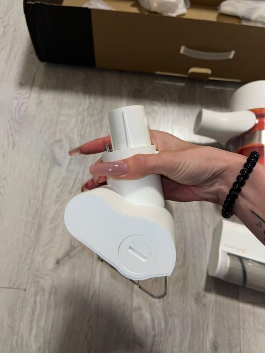 Продам беспроводной вертикальный пылесос