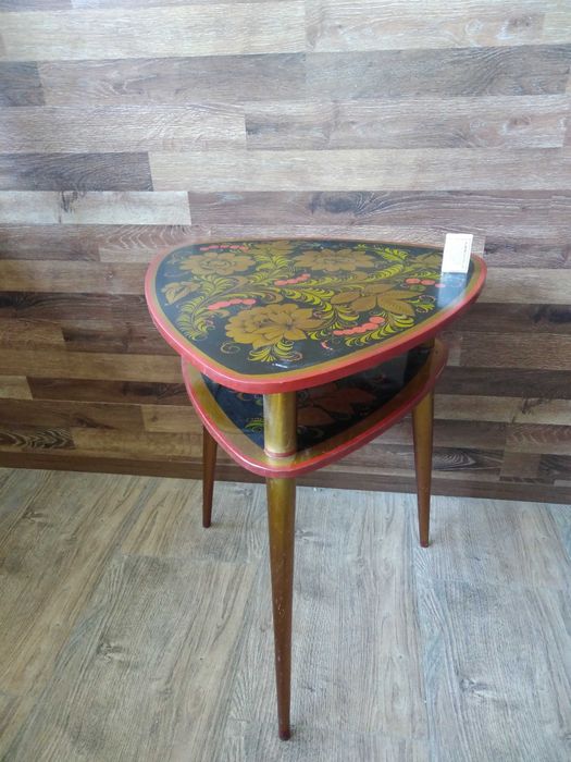 В стиле "Хохлома" продаются стол со стулом