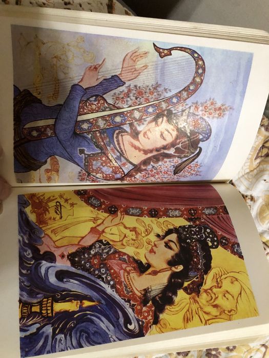 Продаются книги.