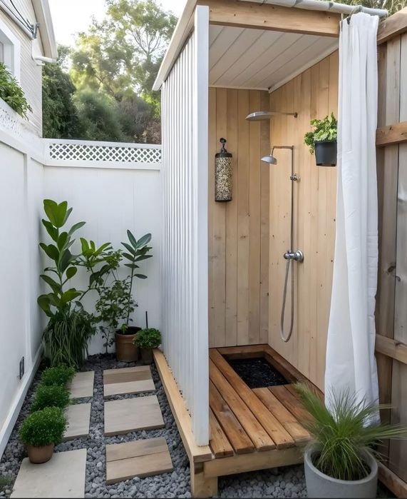 душ из дерева уличный