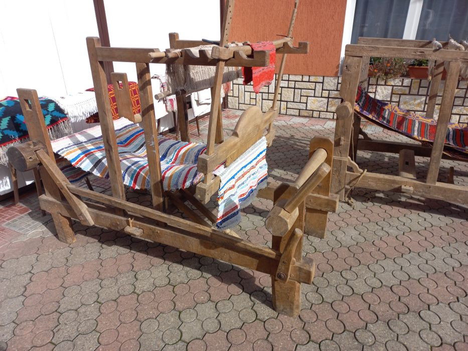 diverse obiecte vechi din lemn, ceramice,țesături război de țesut etc