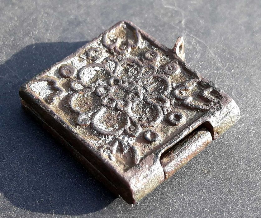 Нагръдна бронзова икона на св. Николай чудотворец от 19-ти век.