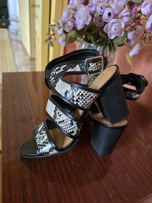 Продам босоножки женские