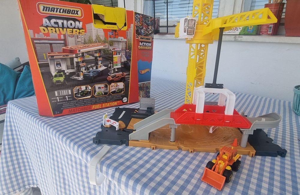 Matchbox Action Drivers – Бензиностанция + Строителна площадка с кран + оригинални колички