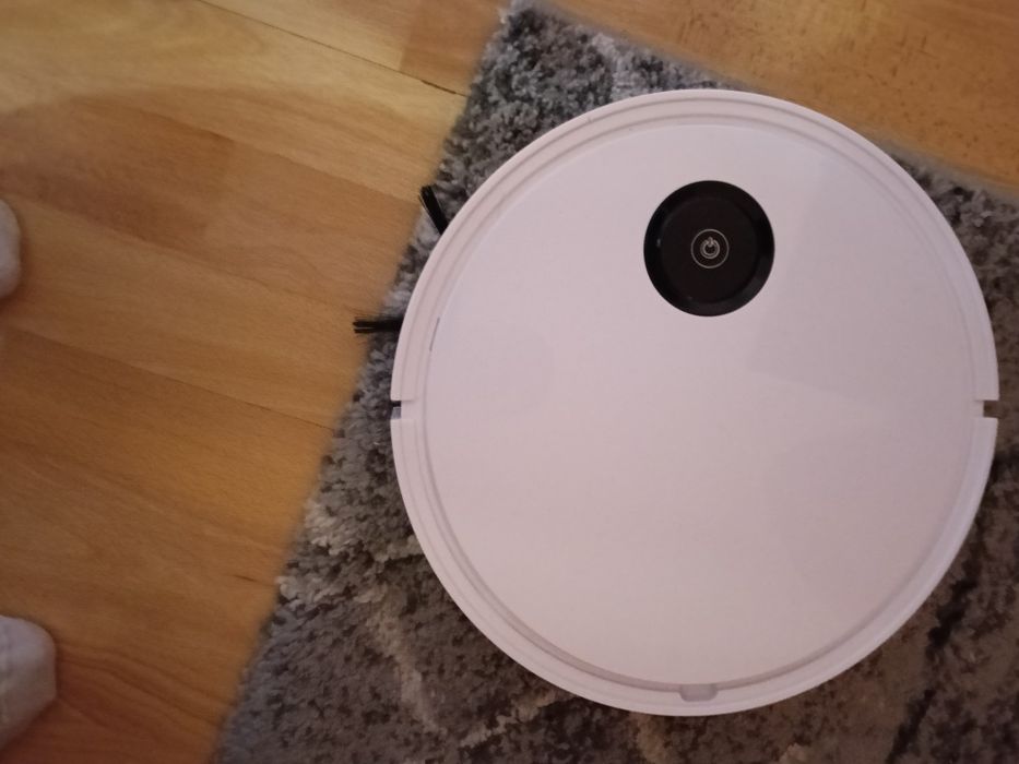 Aspirator robot  curată și aspiră bine