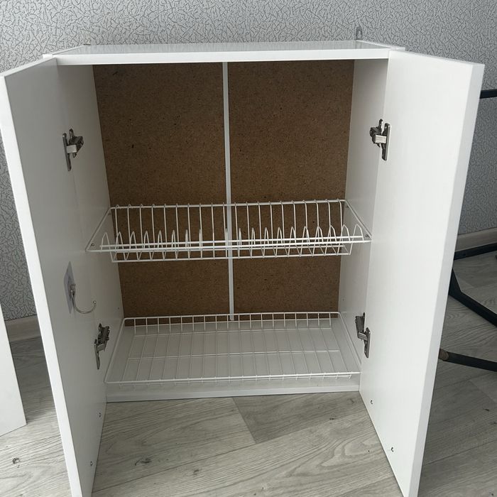 Два навесных шкафа