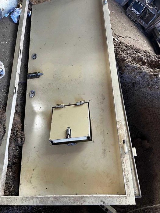 Дверь железная с окошком