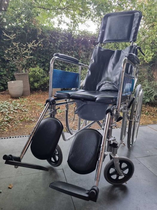 Scaun cu rotile pliabil, cu toaleta si cotiere detasabile, suporturi pentru gambe si spatar reglabil. Dr. Happy