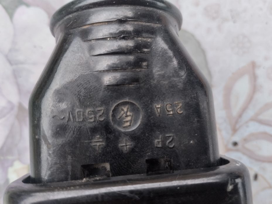 Лот от щепсели и контакти