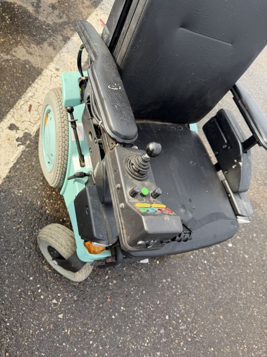 Vand scaund pentru persoane cu dezabilitati